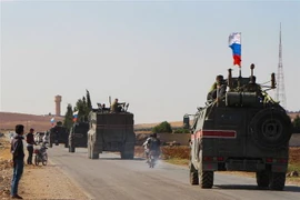 Đoàn xe quân sự Nga hướng tới thành phố Kobane, miền Đông Bắc Syria ngày 23/10/2019. (Nguồn: AFP/TTXVN) 