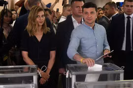 Tổng thống Ukraine Volodymyr Zelensky bỏ phiếu tại một địa điểm bầu cử ở Kiev ngày 21/7. (Nguồn: AFP/TTXVN) 