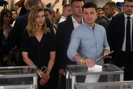 Tổng thống Ukraine Volodymyr Zelensky bỏ phiếu tại một địa điểm bầu cử ở Kiev ngày 21/7. (Nguồn: AFP/TTXVN) 