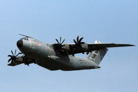 Máy bay Airbus A400M được giới thiệu tại một triển lãm. (Nguồn: THX/TTXVN)