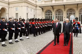 Tổng thống Cộng hòa Italy Sergio Mattarella chủ trì Lễ tiễn Chủ tịch nước Trần Đại Quang và Phu nhân. (Ảnh: Nhan Sáng/TTXVN)