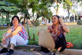 Người dân thủ đô đến các công viên, bờ hồ... hóng mát sau một ngày nắng nóng gay gắt. (Ảnh: Danh Lam/TTXVN) 