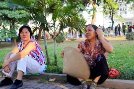 Người dân thủ đô đến các công viên, bờ hồ... hóng mát sau một ngày nắng nóng gay gắt. (Ảnh: Danh Lam/TTXVN) 