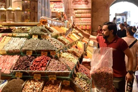 Người dân mua sắm tại một chợ ở Istanbul, Thổ Nhĩ Kỳ. (Nguồn: THX/TTXVN) 