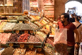 Người dân mua sắm tại một chợ ở Istanbul, Thổ Nhĩ Kỳ. (Nguồn: THX/TTXVN) 