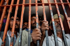 Các ngư dân vừa bị bắt giữ tại đồn cảnh sát Karachi ngày 6/3. (Nguồn: AFP/TTXVN)