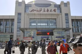 Cảnh sát siết chặt an ninh tại ga tàu hỏa ở Urumqi sau vụ tấn công khủng bố. (Nguồn: Kyodo/TTXVN)