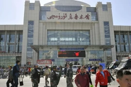 Cảnh sát siết chặt an ninh tại ga tàu hỏa ở Urumqi sau vụ tấn công khủng bố. (Nguồn: Kyodo/TTXVN)