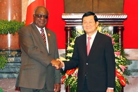 Chủ tịch nước Trương Tấn Sang đón Tổng thống Hifikepunye Pohamba tại Phủ Chủ tịch vào ngày 19/11/2013. (Ảnh: Nguyễn Khang/TTXVN)