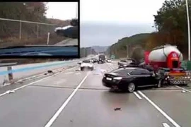 [Video] Hàng chục ôtô bất ngờ mất lái trên đường cao tốc