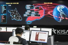 Nhân viên Cơ quan An ninh và Internet Hàn Quốc điều tra và ngăn chặn các vụ tấn công mạng ở Seoul ngày 15/5. (Nguồn: AFP/TTXVN)