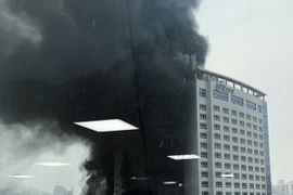 Khói bốc lên từ khách sạn. (Nguồn: Yonhap) 