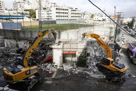 Máy xúc phá hủy một cửa hàng tại trại tị nạn Shuafat, Đông Jerusalem, ngày 21/11/2018. (Nguồn: AFP/TTXVN) 