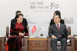 Chủ tịch Quốc hội Nguyễn Thị Kim Ngân tiếp Thị trưởng thành phố Busan Oh Keo-don. (Ảnh: Trọng Đức/TTXVN) 