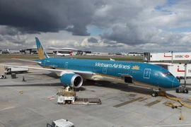Máy bay B787-9 Dreamliner của Vietnam Airlines tại sân bay Heathrow chiều 1/9. (Ảnh: Đỗ Sinh/Vietnam+)