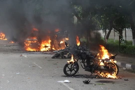 Các phương tiện bị đốt phá trong cuộc biểu tình quá khích tại Panchkula, Ấn Độ ngày 25/8. (Nguồn: EPA/TTXVN)