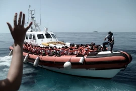 Tàu của tổ chức nhân đạo 'SOS Mediterranee' chở người di cư được cứu trên Địa Trung Hải ngày 12/6. (Nguồn: EFE-EPA/ TTXVN)