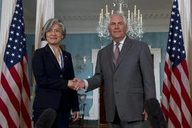 Ngoại trưởng Mỹ Rex Tillerson (phải) và Ngoại trưởng Hàn Quốc Kang Kyung-wha trong cuộc gặp tại Washington DC., Mỹ ngày 28/6/2017. (Nguồn: AFP/TTXVN)