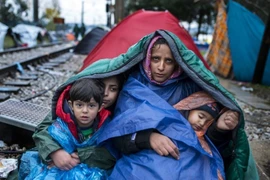 Người di cư tại khu vực biên giới Hy Lạp-Macedonia. (Nguồn: AFP/TTXVN)