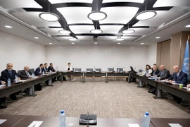 Trưởng đoàn đàm phán Chính phủ Syria Bashar al-Jaafari (trái) và Đặc phái viên Liên hợp quốc về Syria Staffan de Mistura (phải) tại vòng hòa đàm về Syria ở Geneva, Thụy Sĩ ngày 10/7. (Nguồn: PA/TTXVN)