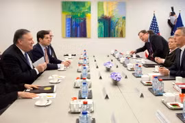 Tân Ngoại trưởng Mỹ Mike Pompeo (thứ 2, trái) và Tổng Thư ký NATO Jens Stoltenberg (phải) tại cuộc họp ở Brussels, Bỉ ngày 27/4. (Nguồn: AFP/TTXVN)