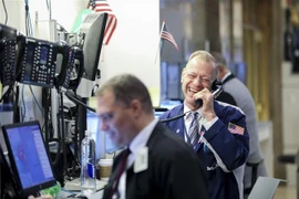Giao dịch viên tại Sàn giao dịch chứng khoán New York, Mỹ. (Nguồn: THX/TTXVN) 