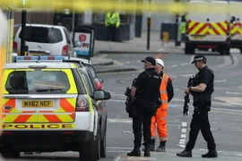 Cảnh sát có vũ trang Anh tuần tra tại khu vực Manchester Arena sau vụ tấn công ngày 23/5. (Nguồn: EPA/TTXVN)