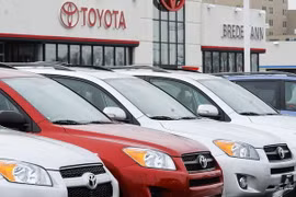 Xe của hãng Toyota được bày bán tại đại lý ở Park Ridge, Illinois, Mỹ. (Nguồn:. EPA/TTXVN)