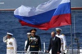 Tổng thống Nga Vladimir Putin (thứ 2 phải) , Bộ trưởng Quốc phòng Nga (giữa), Tư lệnh Hải quân Nga, Đô đốc Vladimir Korolev (phải) tại lễ kỷ niệm Ngày Hải quân Nga ở Saint Petersburg, ngày 29/7/2018. (Nguồn: AFP/TTXVN) 