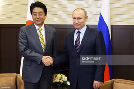 Thủ tướng Nhật Bản Shinzo Abe (trái) và Tổng thống Nga. (Nguồn: Getty Images)
