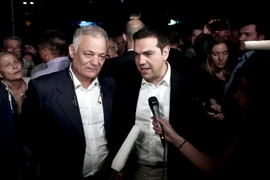 Thủ tướng Hy Lạp Alexis Tsipras (phải) phát biểu trong cuộc họp báo ở Athens. (Nguồn: AFP/TTXVN)