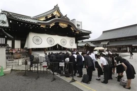 Người dân viếng đền Yasukuni ở thủ đô Tokyo, Nhật Bản, ngày 15/8/2019. (Nguồn: Kyodo/TTXVN) 