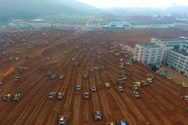 Hàng trăm chiếc máy ủi, máy xúc vẫn đang làm việc tại hiện trường vụ lở đất. (Nguồn: Tân Hoa xã)