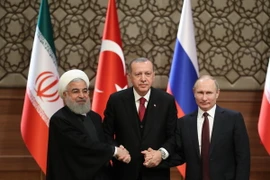 Tổng thống Thổ Nhĩ Kỳ Recep Tayyip Erdogan (giữa), Tổng thống Nga Vladimir Putin (phải) và Tổng thống Iran Hassan Rouhani (trái) tại cuộc gặp ở Ankara ngày 4/4. (Nguồn: THX/TTXVN)