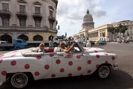 Khách du lịch thăm quan gần Capitol ở thủ đô La Habana, Cuba ngày 18/3. (Nguồn: EPA/TTXVN) 