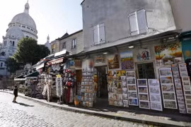 Các cửa hàng bán đồ lưu niệm vắng khách trên một con phố ở thủ đô Paris. (Nguồn: AFP/TTXVN)