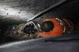 [Photo] Mải đuổi theo con mèo, bé gái 5 tuổi bị rơi xuống khe sâu 4m