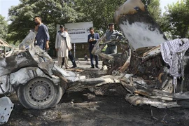 Nhân viên an ninh Afghanistan điều tra tại hiện trường một vụ đánh bom ở Kabul. (Nguồn: AFP/TTXVN) 