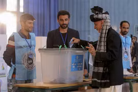 Tổng thống đương nhiệm Afghanistan Ashraf Ghani (phải) bỏ phiếu bầu Tổng thống tại điểm bầu cử ở Kabul ngày 28/9/2019. (Nguồn: AFP/TTXVN) 