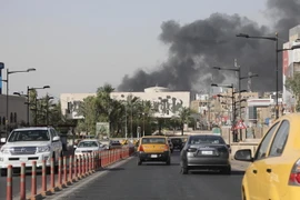 Khói bốc lên trong vụ hỏa hoạn tại nhà kho chứa phiếu bầu ở Baghdad ngày 10/6. (Nguồn: THX/TTXVN)