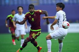 Pha tranh bóng quyết liệt giữa cầu thủ Daiki Sugioka (phải) của U20 Nhật Bản và Sergio Cordova của U20 Venezuela trong trận đấu trên sân Daejeon, Hàn Quốc ngày 30/5. (Nguồn: AFP/TTXVN)