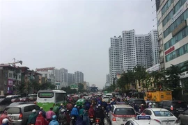 Các phương tiện di chuyển khó khăn trên đường phố Minh Khai bị ù tắc nghiêm trọng trong cơn mưa lớn sáng 19/9/2019. (Ảnh: Nhật Anh/TTXVN) 