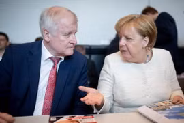 Bộ trưởng Nội vụ Đức, lãnh đạo đảng Liên minh Xã hội Cơ đốc giáo (CSU), Horst Seehofer (trái) và Thủ tướng Đức Angela Merkel. (Nguồn: AFP/TTXVN)