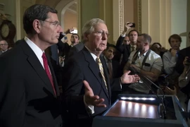 Lãnh đạo đa số tại Thượng viện Mỹ Mitch McConnell (giữa) và các Thượng nghị sỹ tại cuộc họp báo ở Washington, DC ngày 25/7. (Nguồn: EPA/TTXVN)