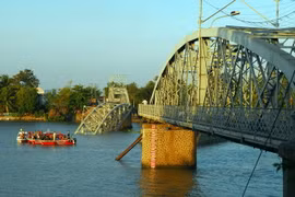 Công tác cứu hộ, khắc phụ sự cố vẫn đang được triển khai tại hiện trường. (Ảnh: Mạnh Linh/TTXVN)