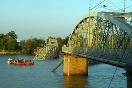 Công tác cứu hộ, khắc phụ sự cố vẫn đang được triển khai tại hiện trường. (Ảnh: Mạnh Linh/TTXVN)