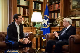 Thủ tướng Hy Lạp Alexis Tsipras (trái) thông báo với Tổng thống Hy Lạp Prokopis Pavlopoulos việc Athens và Skopje nhất trí đổi tên nước của Macedonia thành Cộng hòa Bắc Macedonia tại thủ đô Athens ngày 12/6. (Nguồn: THX/TTXVN)