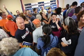 Những người ủng hộ tại cuộc vận động tranh cử của ứng cử viên Harley Rouda thuộc đảng Dân chủ ở Huntington Beach, California, Mỹ ngày 14/10. (Nguồn: AFP/TTXVN) 