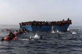 Người di cư chờ được cứu trên Địa Trung Hải ngày 4/10. (Nguồn: AFP/TTXVN)