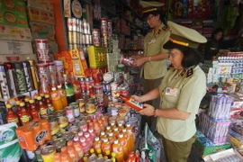 Kiểm tra hàng hóa tại một cửa hàng kinh doanh ở Châu Đốc. (Ảnh: Vũ Sinh​/TTXVN)